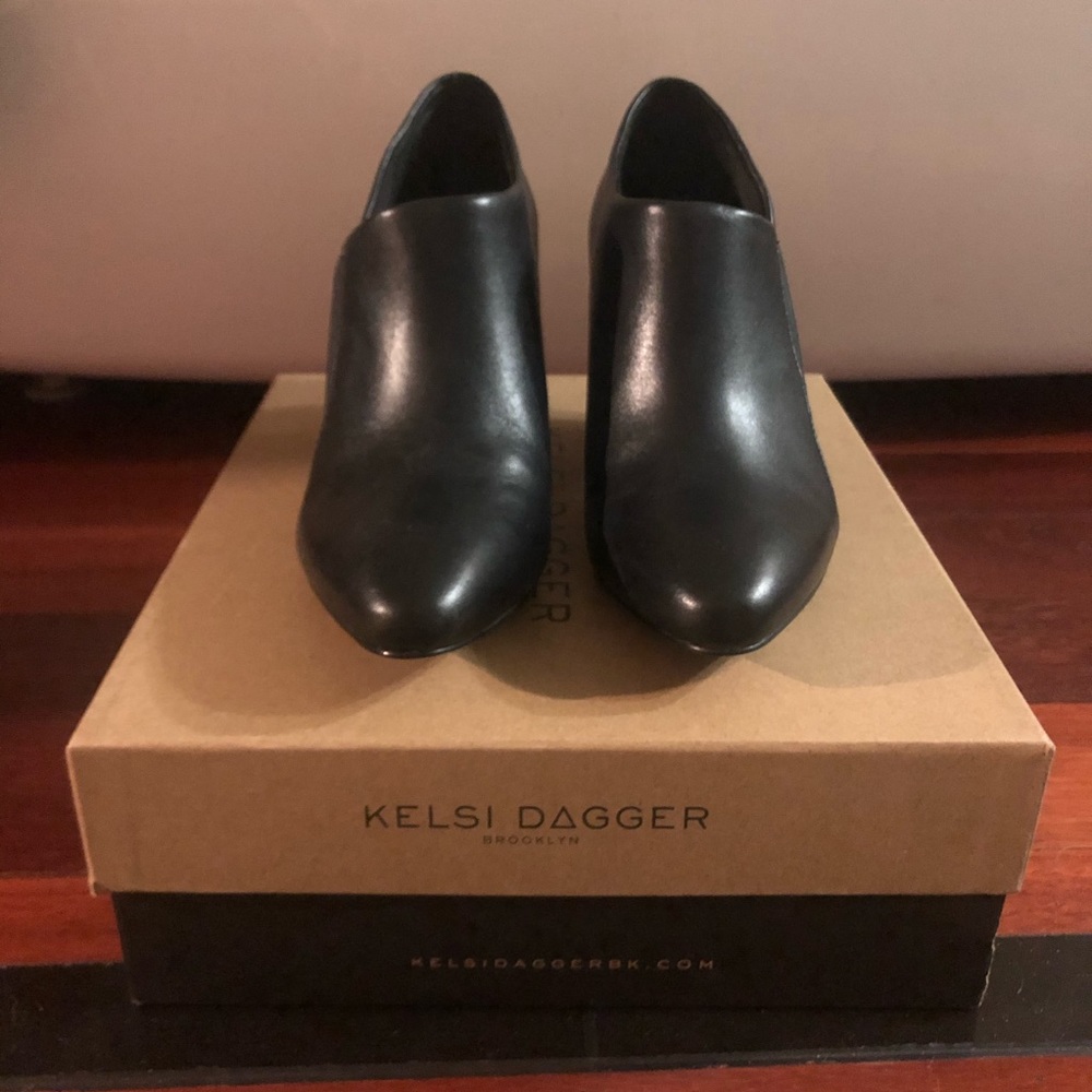 Kelsie Dagger NWT black leather boots